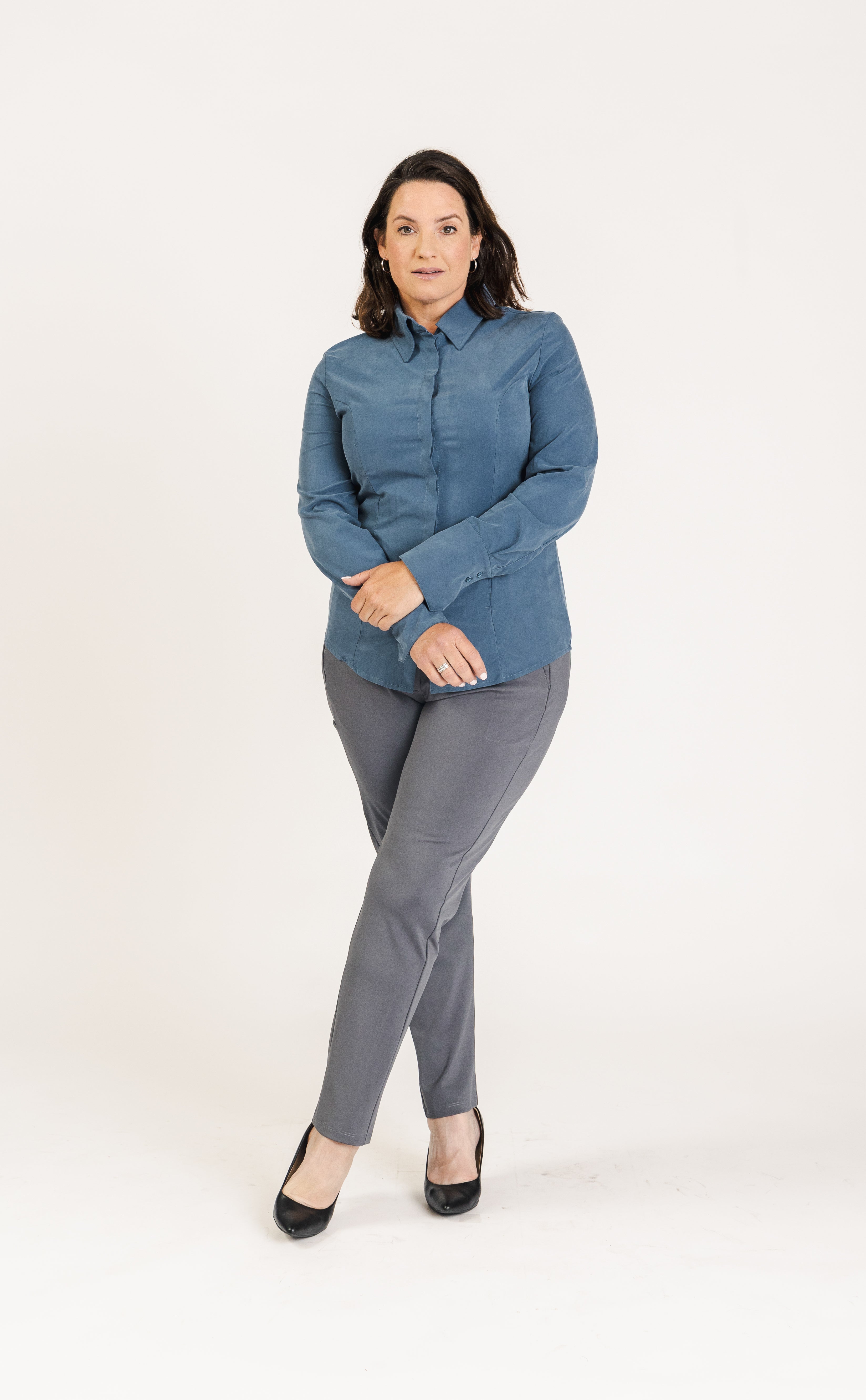 SISU’s Jacquline Button-Up, an ideal piece for business outfits for women, featuring a structured collar, pockets and sleek button cuffs. This shirt offers comfort and professionalism, suitable for business casual clothes for women