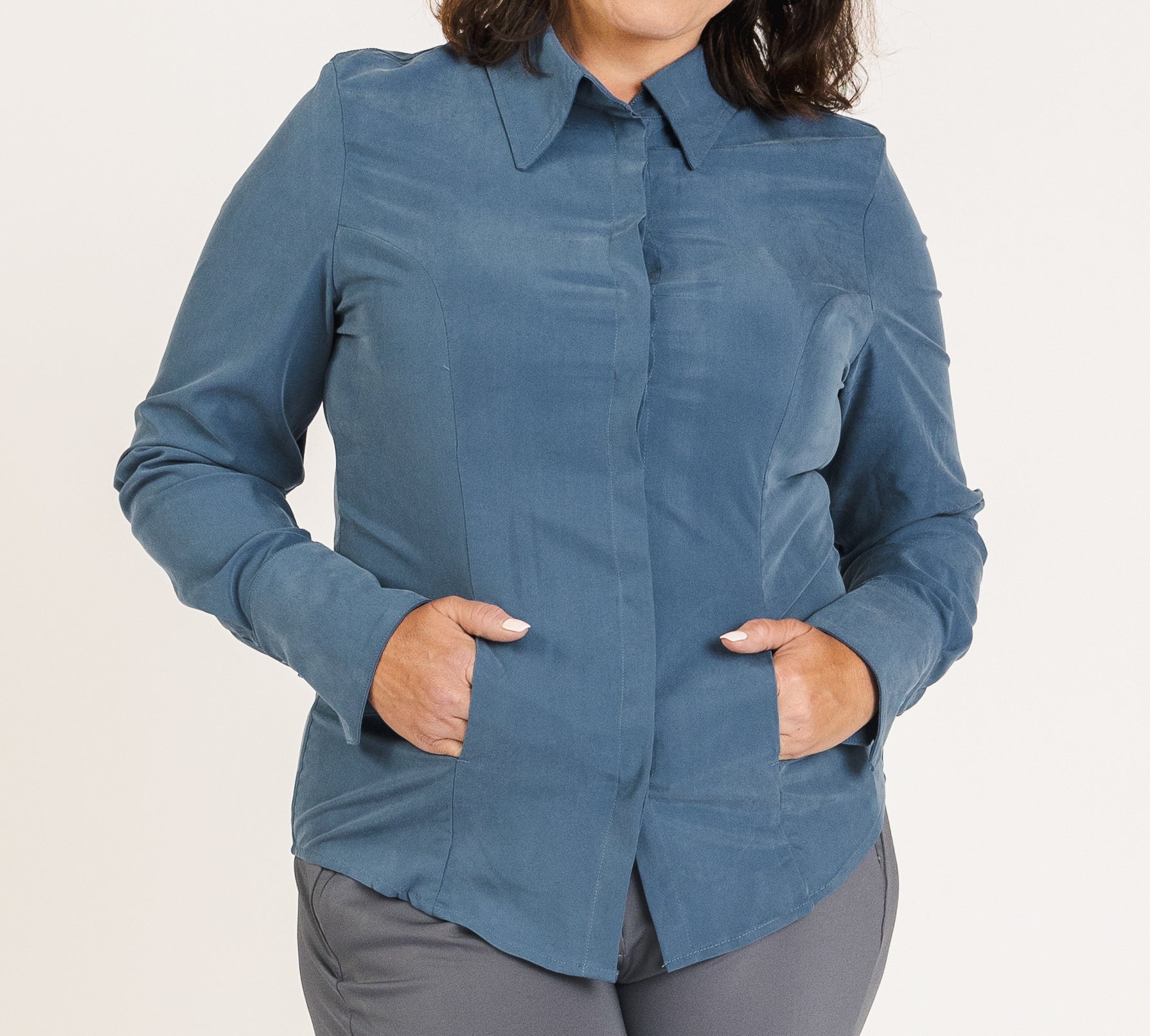 SISU’s Jacquline Button-Up, an ideal piece for business outfits for women, featuring a structured collar, sleek button cuffs and pockets. This shirt offers comfort and professionalism, suitable for business casual clothes for women